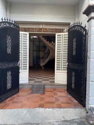 4 bedrooms -5 Funky toilets 3 stories