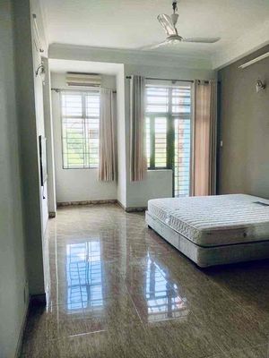 Phú Nhuận, 15 million, 1 M 2 L roof 4 P. Sleep at night and go to work. Okay.