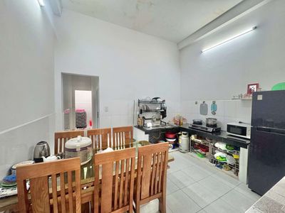 To rent Lê Văn Quới-- 10 trieu-two bedrooms -- there's interior-trilling trucks.
