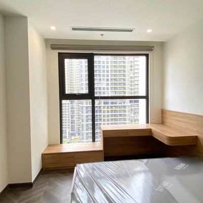 It's the owner who rents a bedroom plus full interior of Beverly Solari.