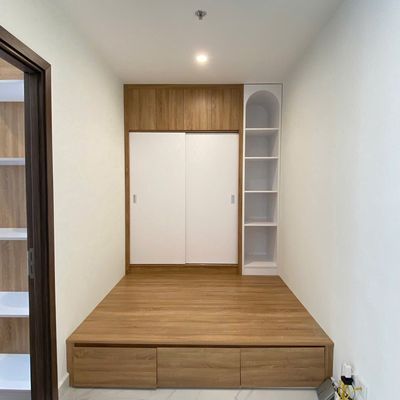It's the owner who rents a bedroom plus full interior of Beverly Solari.