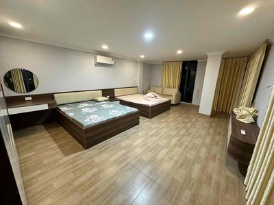 Rent the apartment. Two bedrooms with elevators.