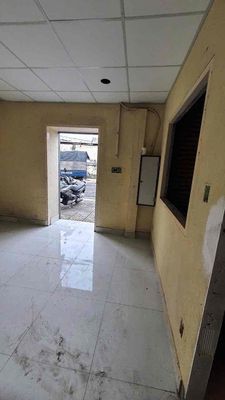 In front of a CZz0, the owner of the M rent is the owner of the house.