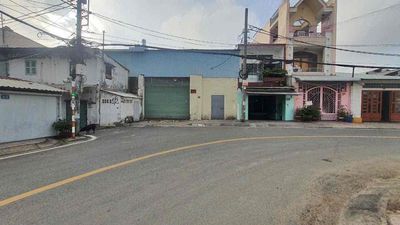 In front of a CZz0, the owner of the M rent is the owner of the house.