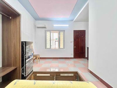The full interior studio is 100 percent close to the open, beautiful window-lasher market