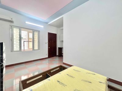 The full interior studio is 100 percent close to the open, beautiful window-lasher market