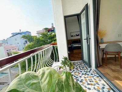 Clear the service room. Two balcony bedrooms.