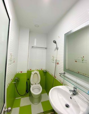 7 p.m., 7 toilets