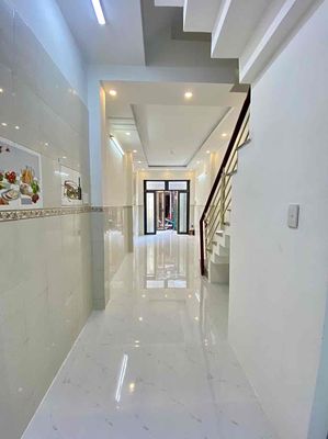 The new four floors are beautiful, behind the Nguyễn Cảnh Chân front.