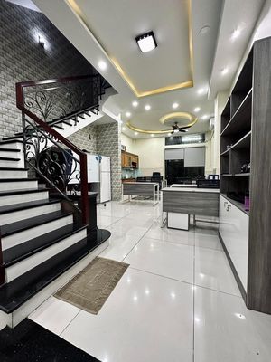 Renting a nice 5 x 18 meters, 3 floors, 12 m Đặng Thùy Trâm, near University vl
