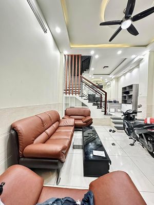 Renting a nice 5 x 18 meters, 3 floors, 12 m Đặng Thùy Trâm, near University vl