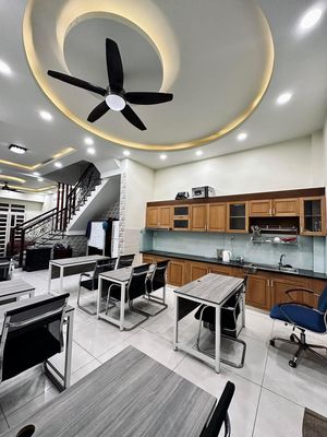 Renting a nice 5 x 18 meters, 3 floors, 12 m Đặng Thùy Trâm, near University vl