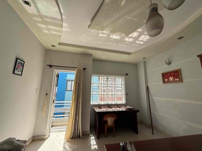 70-foot superroom -- the balcony -- doesn't charge a car.