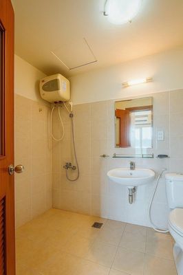 high-end dorm -- near the university of economics -- the donation -- sg technology -- just 1.7 million a month.