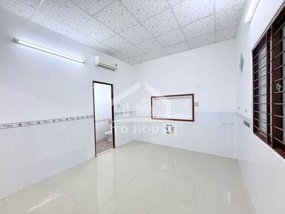 Hoàng Văn Thụ alleyhouse rents 10 million a month.
