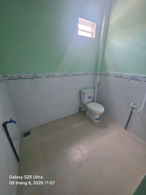 Rent a fourth grade house. Y picture a toilet. 8 M.