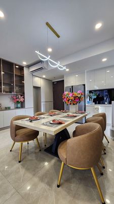 Three bedrooms. 106 m2. Full Seven, only 21 million a month.