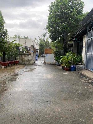 The front row of Số 3 Street -- there's air conditioning.