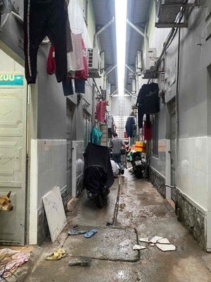 The front row of Số 3 Street -- there's air conditioning.