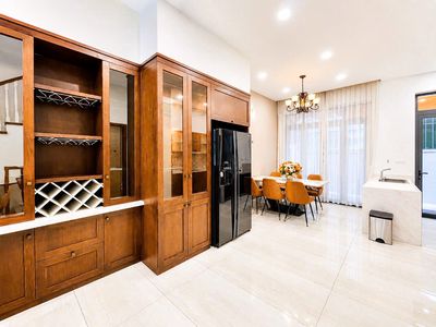 Lakeview City Street needs to rent a nice interior for 35 million a month.