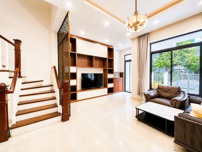 Lakeview City Street needs to rent a nice interior for 35 million a month.