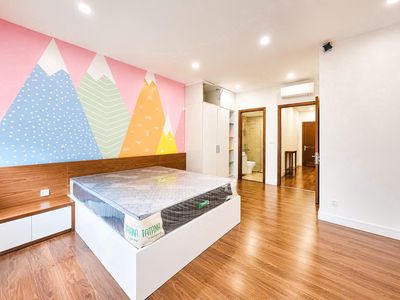 Lakeview City Street needs to rent a nice interior for 35 million a month.