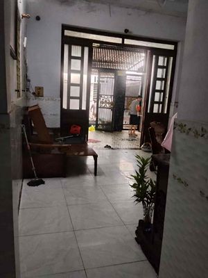 renting a house and working at a small Vĩnh Lộc warehouse near the committee