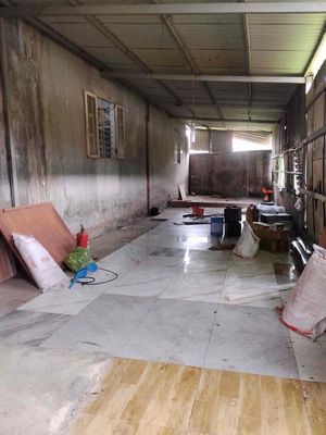 renting a house and working at a small Vĩnh Lộc warehouse near the committee