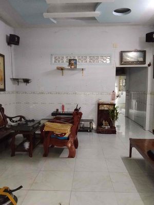 renting a house and working at a small Vĩnh Lộc warehouse near the committee