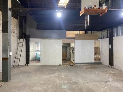 The warehouse is 200 meters, 7th and Tam Bình.