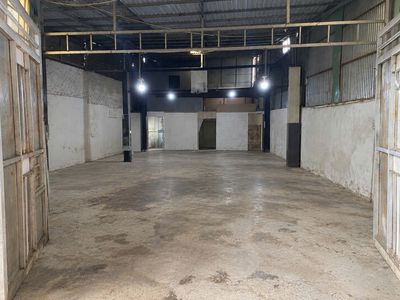 The warehouse is 200 meters, 7th and Tam Bình.