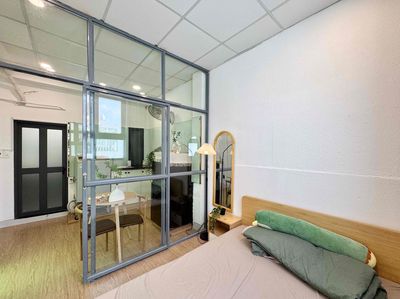It was the owner who rented a bedroom right off Hoàng Sa.
