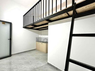 The students' room is Hoàng Hữu Nam.