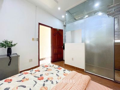 The full interior studio -- elevator window in K300-Flower Street.