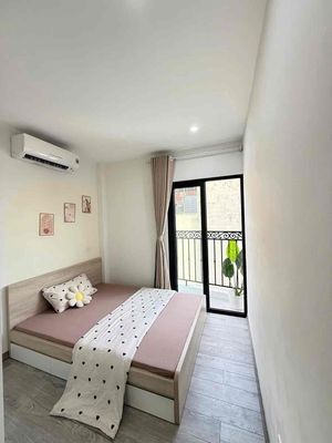 It's the owner who rents a room that's 45 meters wide.