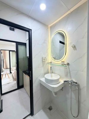 It's the owner who rents a room that's 45 meters wide.