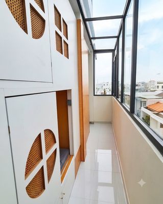 High-end box -- there's an elevator -- the library -- right at the university --