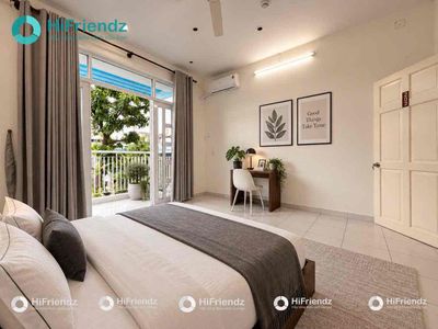 Super-split balcony studio