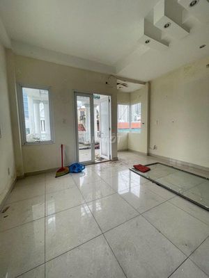 Renting an alleyhouse 285/ cmt8, District 10 area 4.8 x20 meters