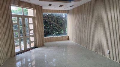 Room 50 meters, time of free time, raised pet.