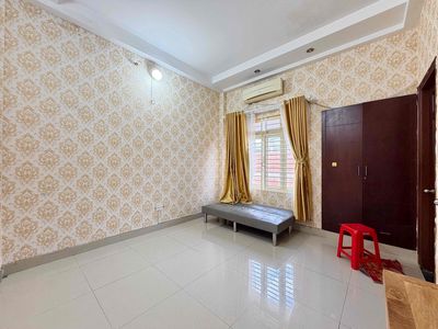 It's the owner who rents the studio full interior