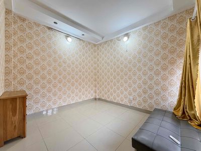 It's the owner who rents the studio full interior