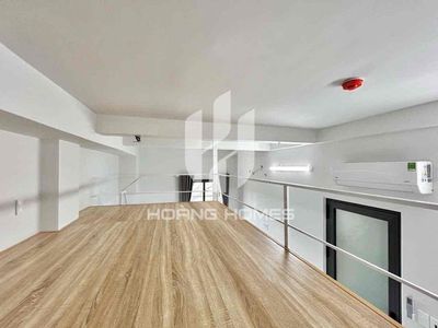 Large guard room, large window close to District 2.