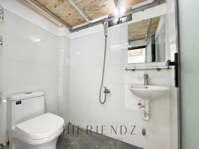 TERNING sky windows are super open - in the shower - 3 PORTH - Ready elevators