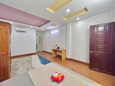 Two rooms left. Phan Văn Hớn, clear and clear.
