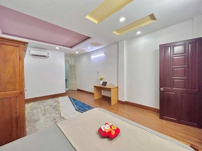 Two rooms left. Phan Văn Hớn, clear and clear.