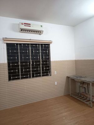 The owner rented the entire interior room near the T3, tsn, hcm station