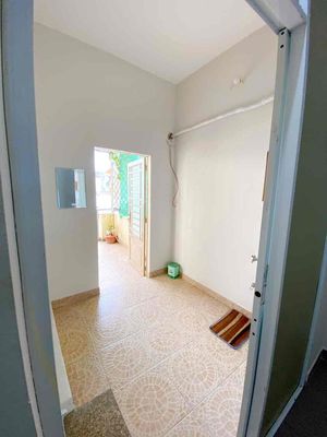 The cool room has a front yard.
