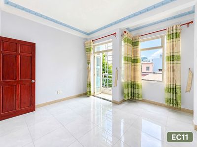 The balcony studio separates the entire interior area right through the middle cvpm
