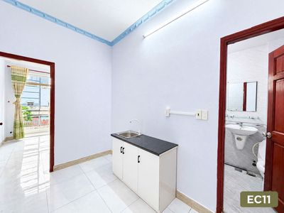 The balcony studio separates the entire interior area right through the middle cvpm